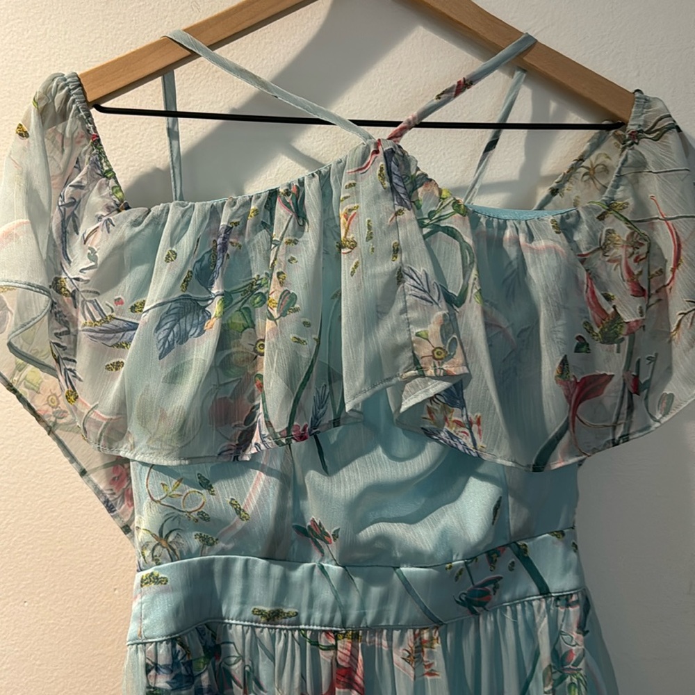 Only worn once beautiful floral wedding guest dress!  Size small.